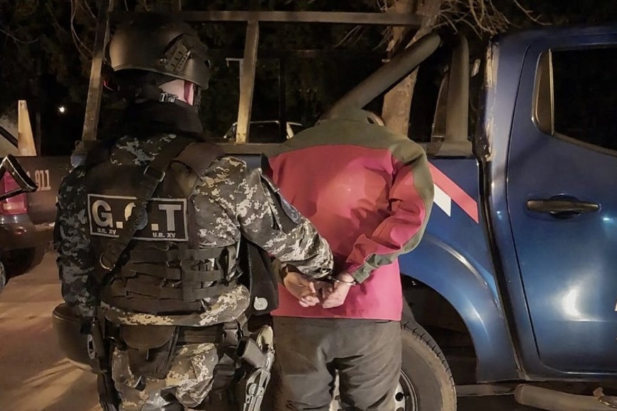 El traslado de uno de los detenidos a sede policial.