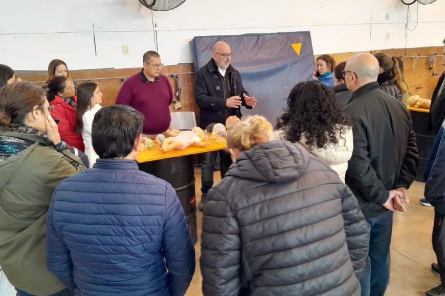 se realizó una jornada práctica destinada a fortalecer las capacidades del personal en situaciones de emergencia pediátrica.