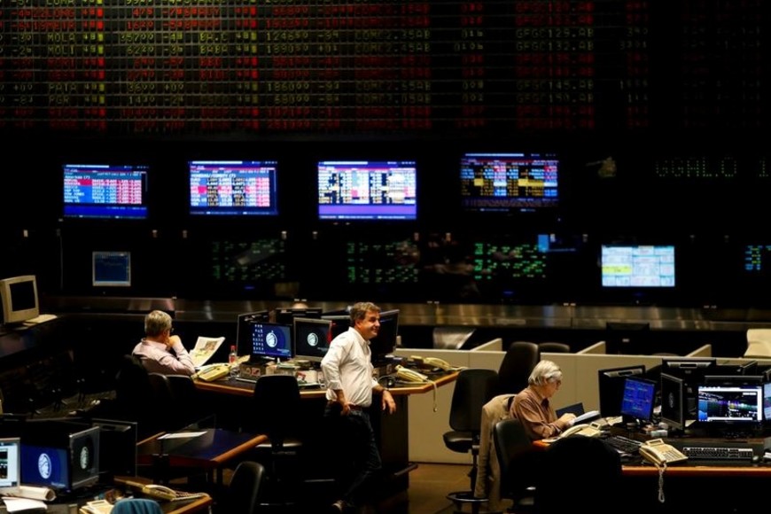 Foto de archivo. Operadores trabajan en el piso de la Bolsa de Comercio de Buenos Aires, en Buenos Aires, Argentina. Feb 26, 2020. REUTERS/Agustin Marcarian
