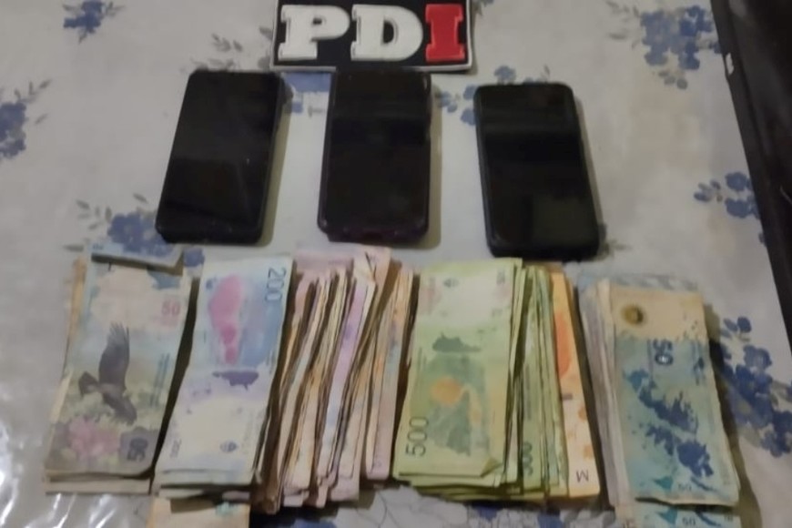 Parte del dinero en efectivo secuestrado durante los allanamientos.