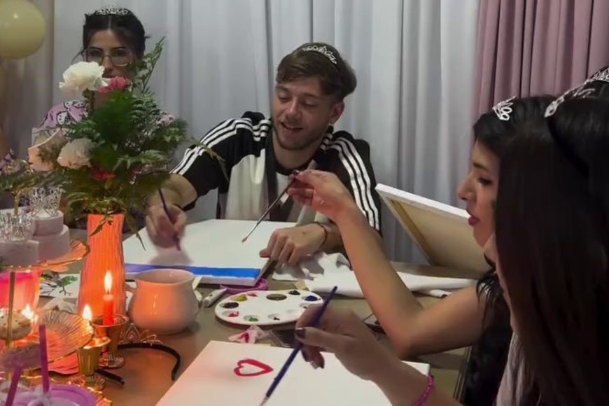 Momento de arte, en plena juntada.