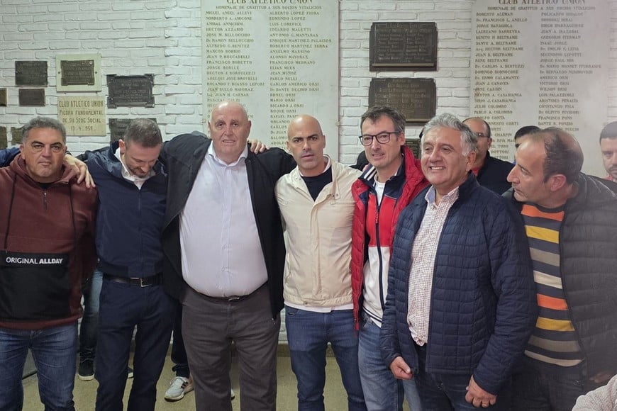 Luis Spahn junto a Héctor Desvaux, minutos después de que se conociera el triunfo oficialista en las recientes elecciones. Crédito: Gentileza Central Deportiva Cadena 3