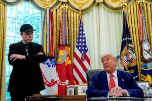 Se intensifica la guerra mediática -con fuertes acusaciones- entre Elon Musk y Donald Trump. REUTERS/Nathan Howard
