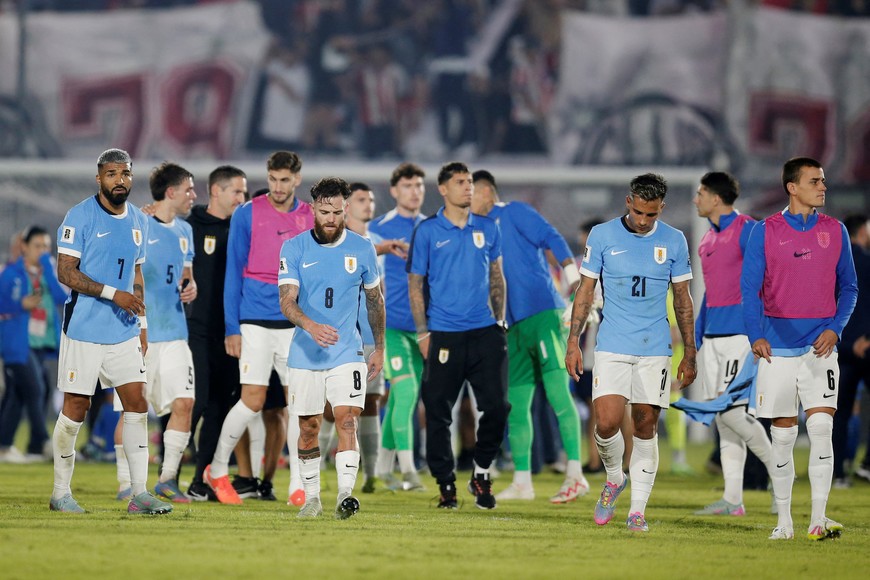 Soccer Football - World Cup - South American Qualifiers - Paraguay v Uruguay - Estadio Defensores del Chaco, Asuncion, Paraguay - June 5, 2025
Uruguay's Nahitan Nandez and teammates look dejected after the match REUTERS/Cesar Olmedo