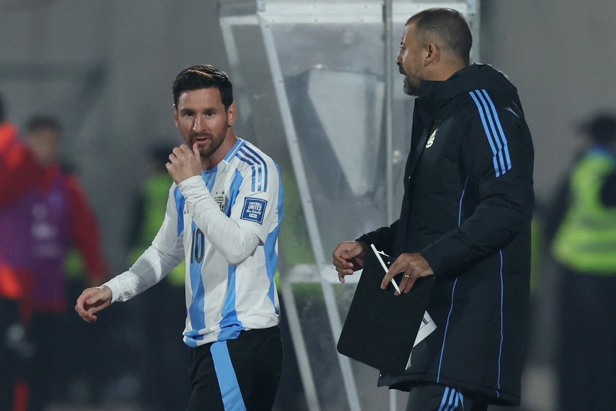 Soccer Football - World Cup - South American Qualifiers - Chile v Argentina - Estadio Nacional Julio Martinez Pradanos, Santiago, Chile - June 5, 2025
Argentina's Lionel Messi and assistant coach Walter Samuel after the match REUTERS/Pablo Sanhueza