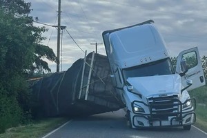 El camión volcó en una curva cerca de la frontera con Canadá y se dispersó la carga.