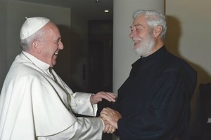 Menapace junto al papa Francisco.