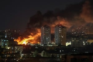 Fuego y humo se elevan sobre Kiev después de un ataque con drones rusos. Foto: REUTERS / Gleb Garanich.
