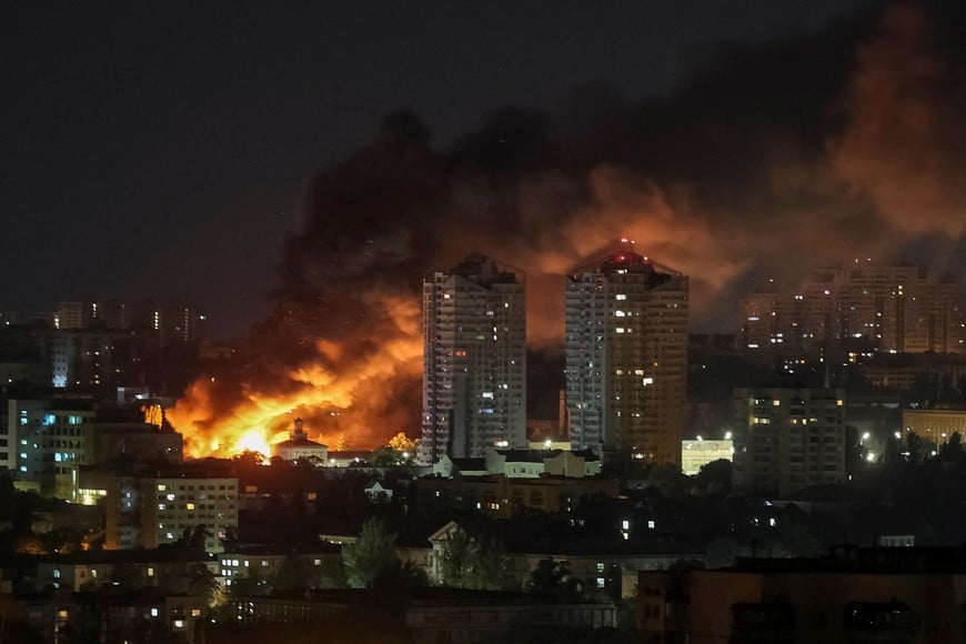 Fire and smoke rise in the city after a Russian drone strike, amid Russia's attack on Ukraine, in Kyiv, Ukraine June 6, 2025. REUTERS/Gleb Garanich