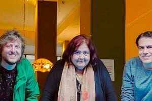 Federico Godfrid y Diego Sabanés flanquean a María de los Ángeles González. Foto: Gentileza de los autores