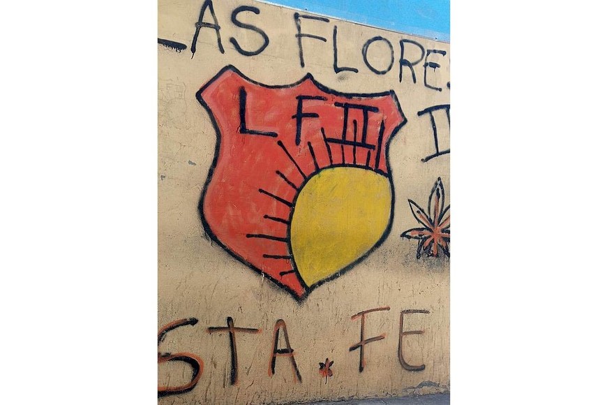 Escudo del Club Las Flores. Monoblock Nº 9. Gentileza