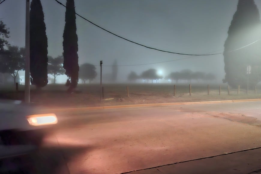 La niebla limita la visibilidad en la capital santafesina. Crédito: El Litoral