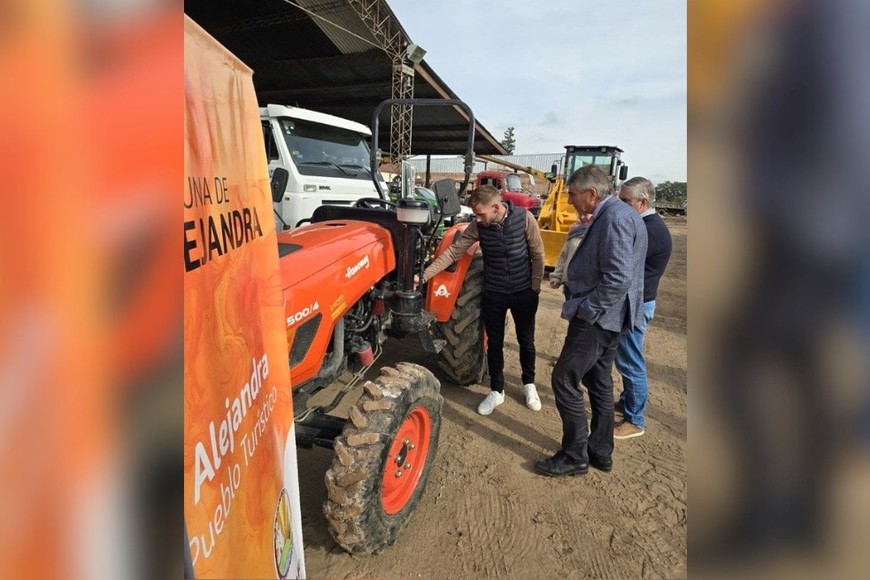 Visita del ministro Bastía en Alejandra.