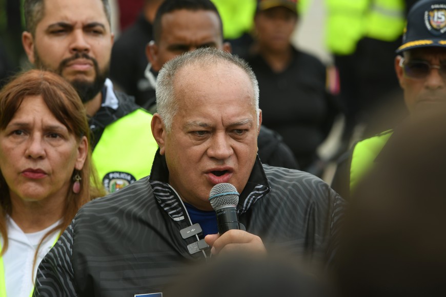 (250320) -- LA GUAIRA, 20 marzo, 2025 (Xinhua) -- El ministro de Interior, Justicia y Paz venezolano, Diosdado Cabello, habla durante una conferencia de prensa en el Aeropuerto Internacional Simón Bolívar, en Maiquetía, en el estado de La Guaira, Venezuela, el 20 de marzo de 2025. Un grupo de 311 migrantes venezolanos procedentes de México llegó el jueves al Aeropuerto Internacional de Maiquetía, que sirve a la ciudad de Caracas, y fue recibido por una comisión liderada por Cabello. (Xinhua/Marcos Salgado) (ms) (jg) (ah) (vf)