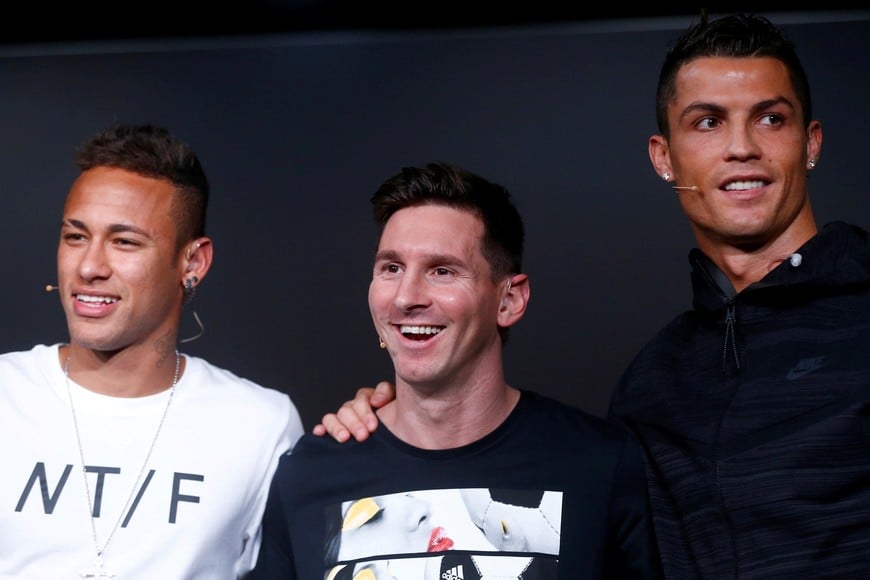 FILE PHOTO: Paris St Germain forward Neymar of Brazil, Barcelona's Lionel Messi of Argentina and Real Madrid's Cristiano Ronaldo of Portugal pictured at the Ballon d'Or 2015 awards in Zurich, Switzerland, January 11, 2016    REUTERS/Arnd Wiegmann/File Photo suiza neymar lionel messi cristiano ronaldo nominados para el balon de oro 2015 futbol futbolistas jugadores
