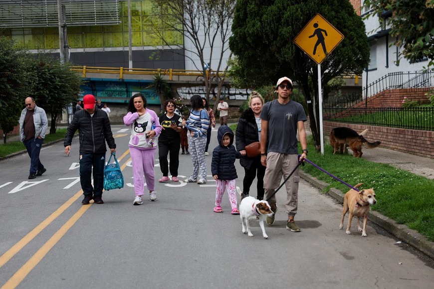 People walk on a street, in the aftermath of an earthquake, in Bogota, Colombia, June 8, 2025. REUTERS/Luisa Gonzalez
