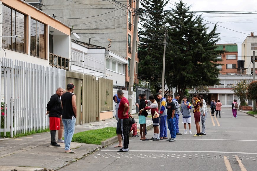 People stand on a street, in the aftermath of an earthquake, in Bogota, Colombia, June 8, 2025. REUTERS/Luisa Gonzalez