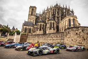 Le Mans se viste de fiesta para la gran carrera del año. Crédito de la foto: FIA WEC / DPPI / Julien Delfosse