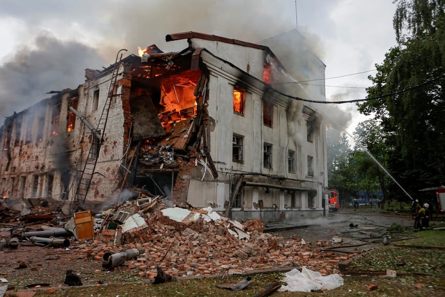 Firefighters work at the site of a building hit by a Russian drone strike, amid Russia's attack on Ukraine, in Kharkiv, Ukraine June 7, 2025. REUTERS/Sofiia Gatilova