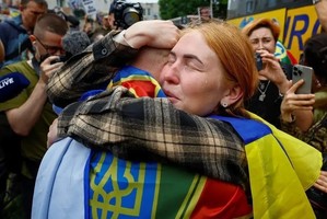Imagen de uno de los últimos intercambios de prisioneros entre Ucrania y Rusia. Llegada a suelo ucraniano.