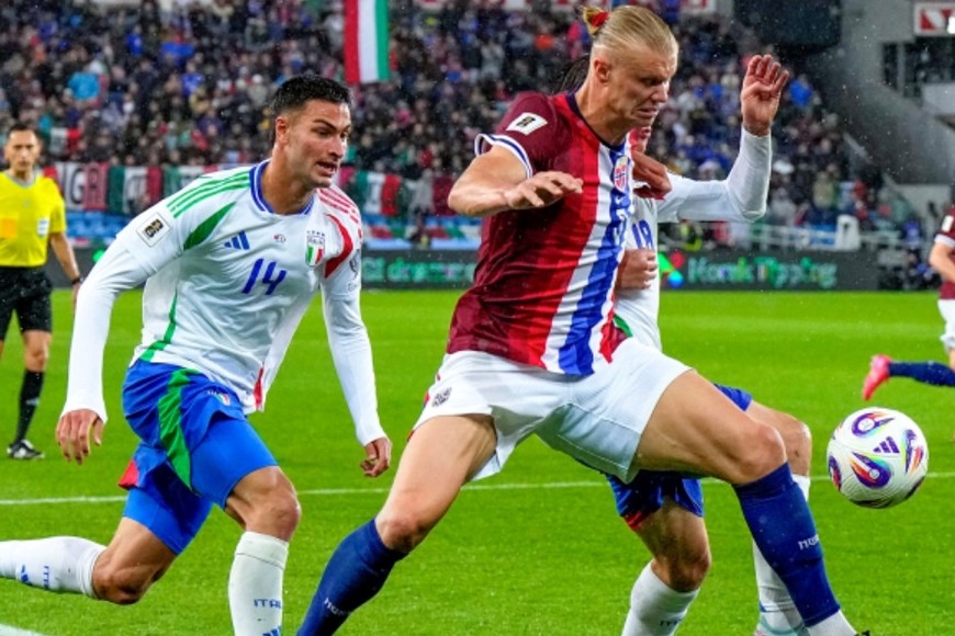 Noruega goleó por 3 a 0 a Italia y complica de entrada su clasificación directa al Mundial.