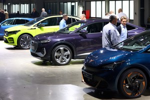 FILE PHOTO: Volkswagen employees stand next to Volkswagen electric cars during a ceremony at German carmaker Volkswagen's first battery cell production plant 'SalzGiga' in Salzgitter, Germany, July 7, 2022. REUTERS/Fabrizio Bensch/File Photo