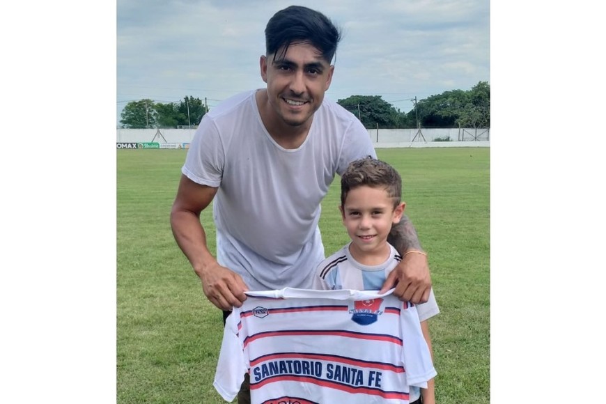 En Santa Fe Fútbol. Tarragona junto a Tomás, un pibe de la institución.
