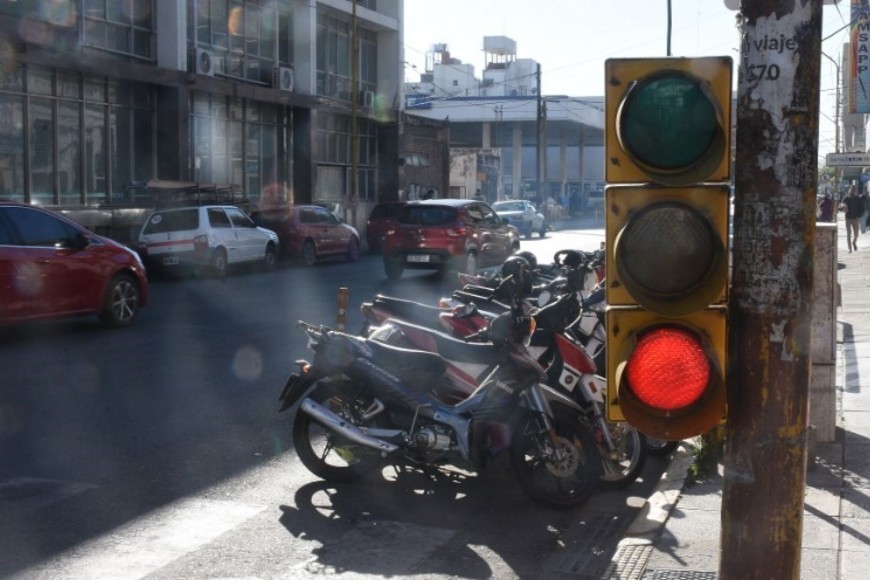 "¿Cómo es posible, ya que si un auto cruza un semáforo en rojo le aplican una flor de multa, pero a las motos no?", pregunta un lector.