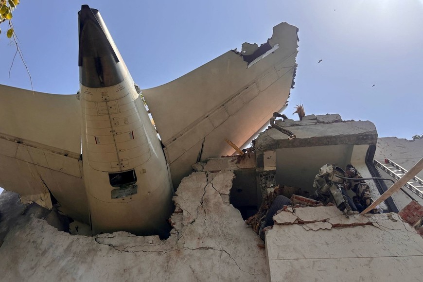Impactantes imágenes del accidente aéreo que conmociona a India