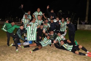 Verde color esperanza. Sanjustino ganó y lo festejó a lo grande. Crédito: Gentileza César Ramayo