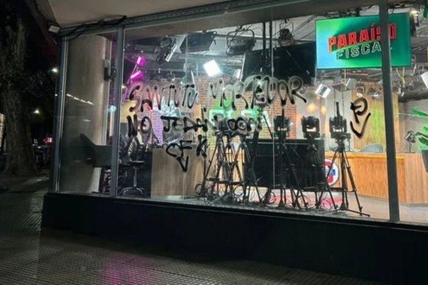 Las pintadas en el vidrio del canal.