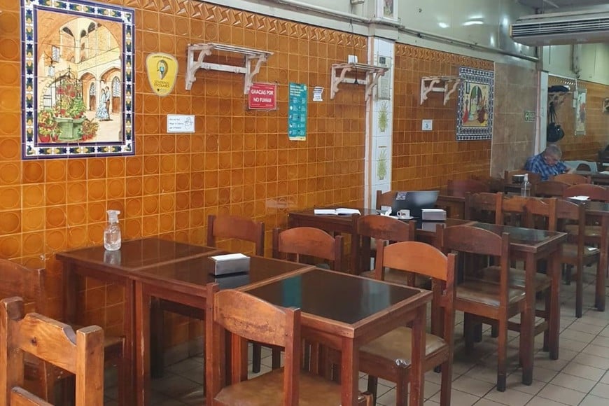 Interior del Bar Pinon, Buenos Aires, lugar que encierra una singular variedad de anécdotas.