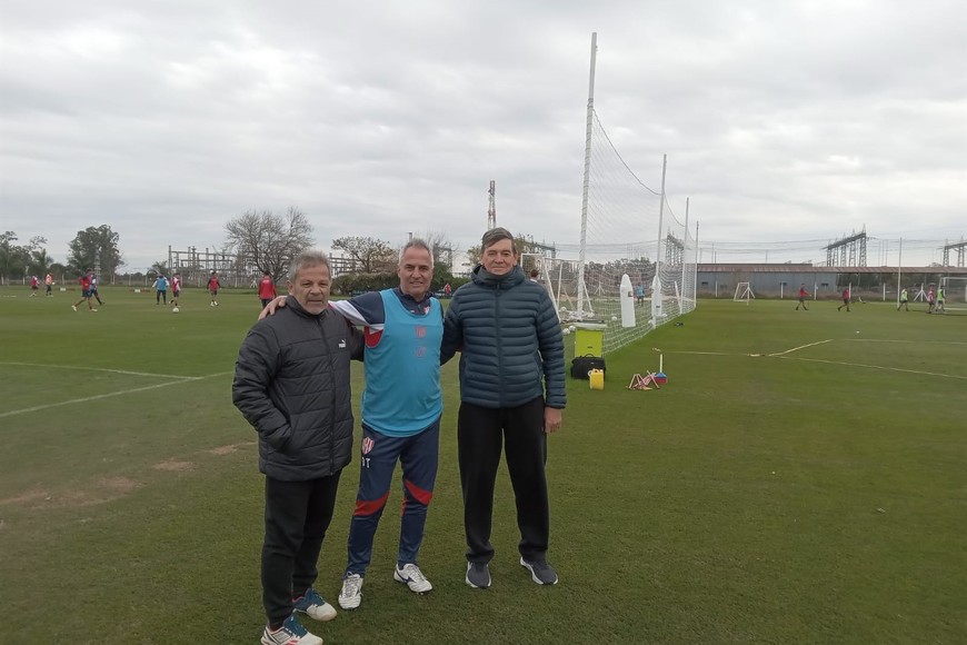 Leo Madelón en Casasol junto a Hilario Bravi y el Patón Rossi, dos ex jugadores de Unión que fueron a saludarlo y vieron el entrenamiento.