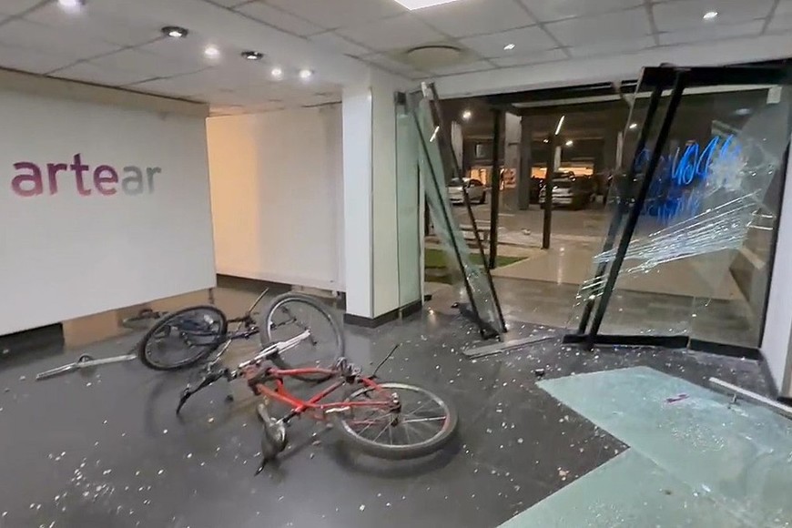 Destrozos en oficinas del grupo.