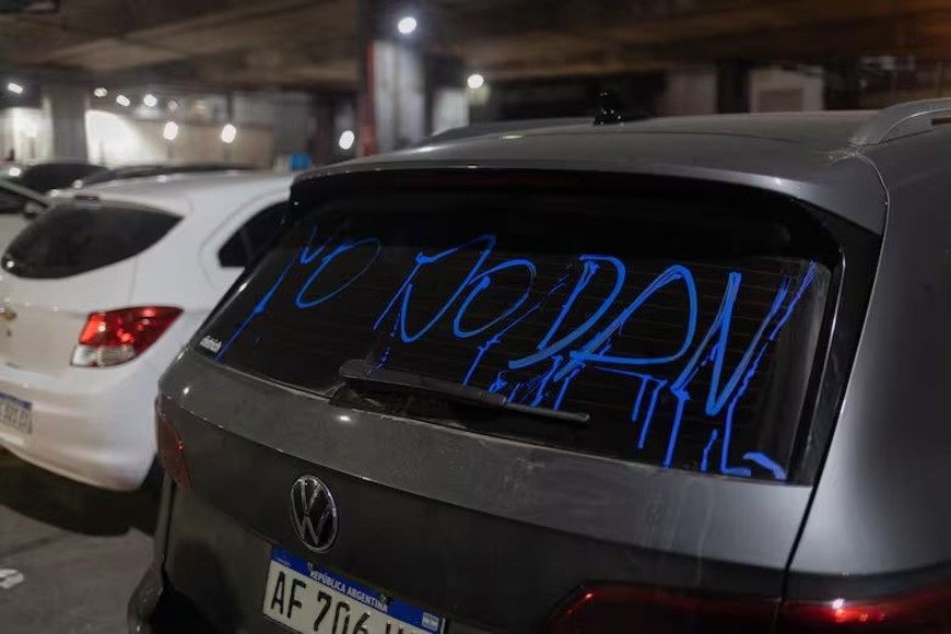 Pintadas en autos de trabajadores de Artear.