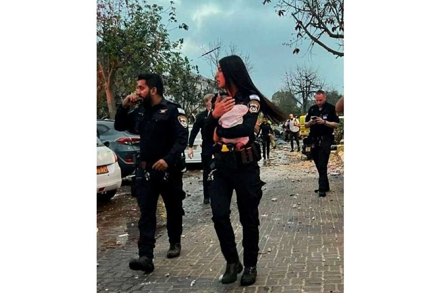 Imagen que divulgó la policía local de Israel con el rescate de un bebé.