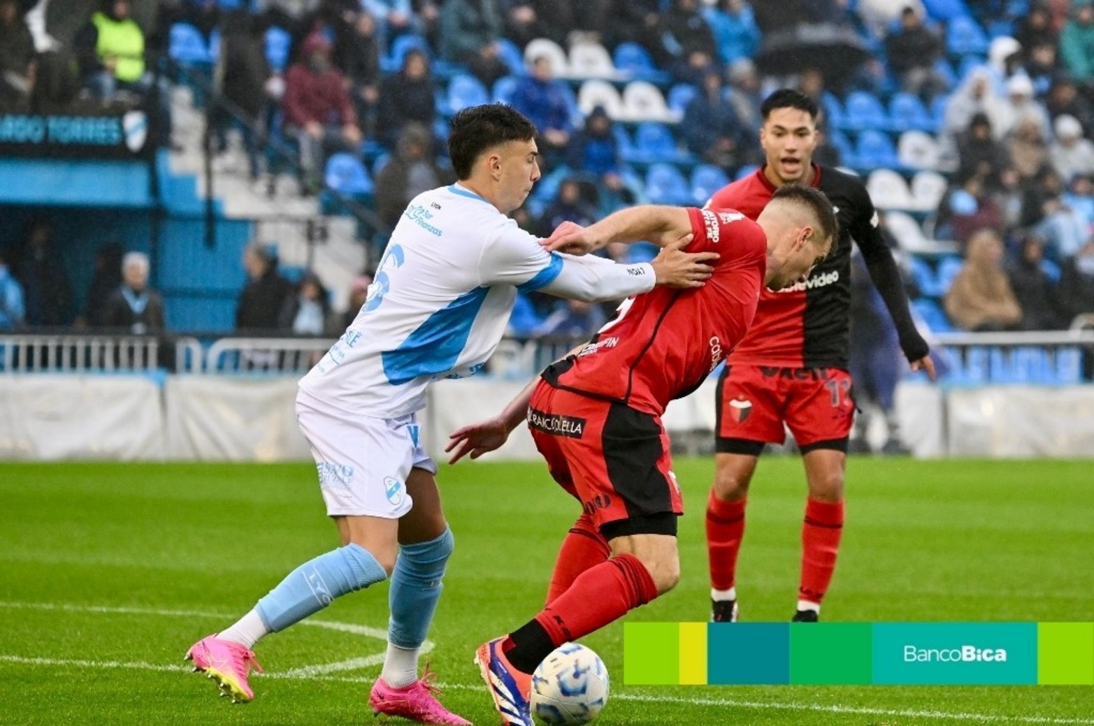 Viento y lluvia en el estadio Beranger.