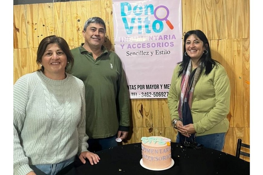 Sandra Chacón (a la drecha) y parte del equipo de voluntarios en la inauguración de "Don Vito".