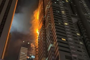 Evacuaron más de 3.800 personas por incendio en rascacielos de Dubái. Crédito: @DXBMediaOffice