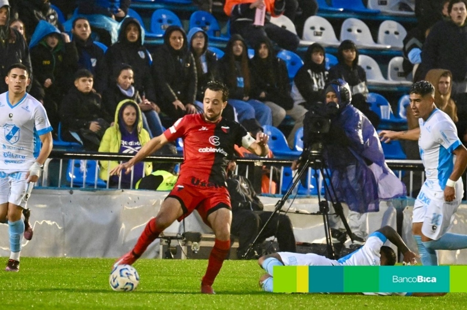 Viento y lluvia en el estadio Beranger.