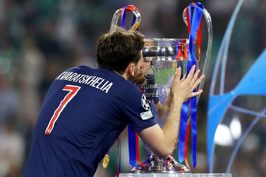 Soccer Football - Champions League - Final - Paris St Germain v Inter Milan - Allianz Arena, Munich, Germany - May 31, 2025
Paris St Germain's Khvicha Kvaratskhelia kisses the trophy after winning the Champions League REUTERS/Kai Pfaffenbach