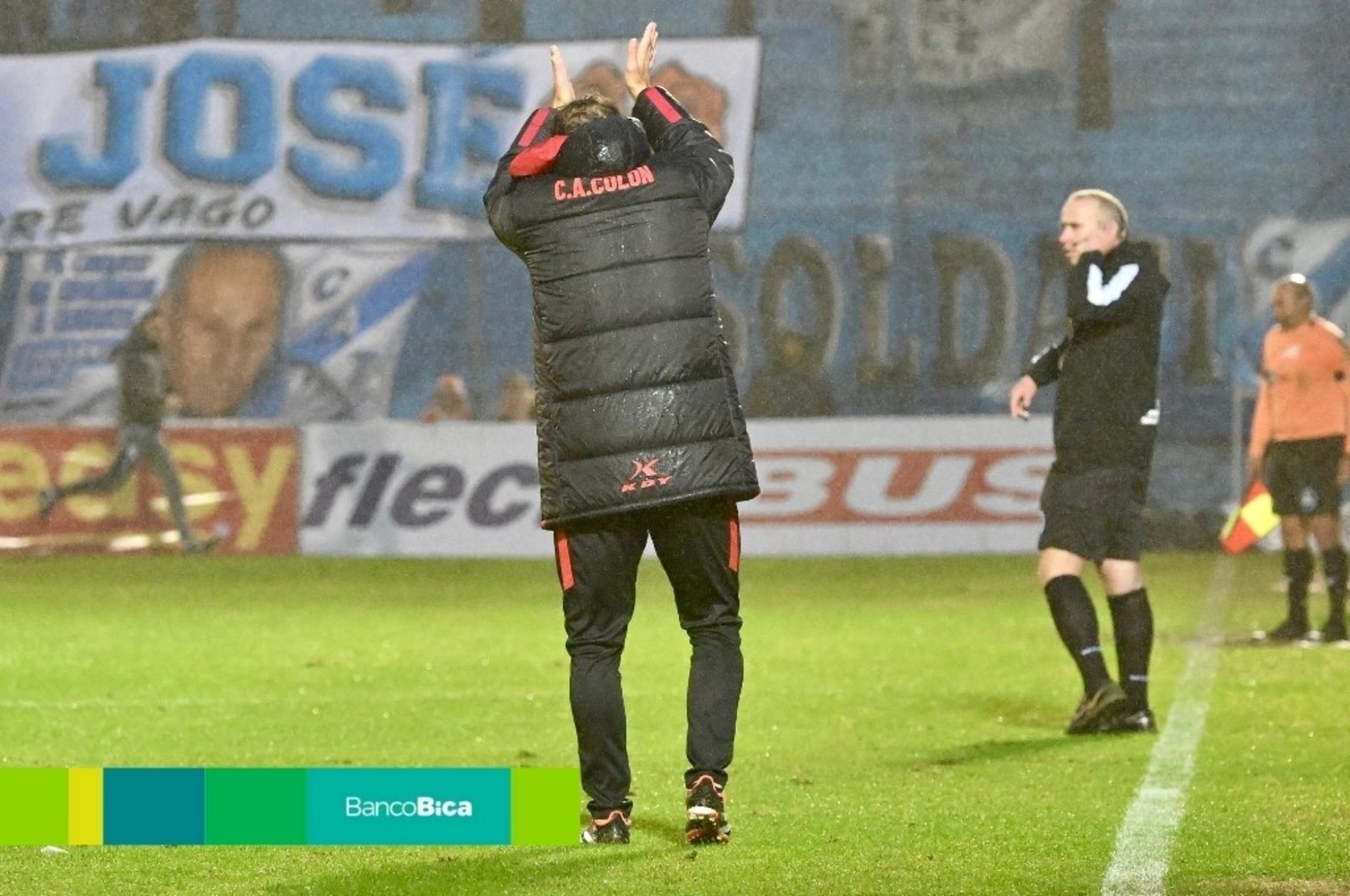 Viento y lluvia en el estadio Beranger.