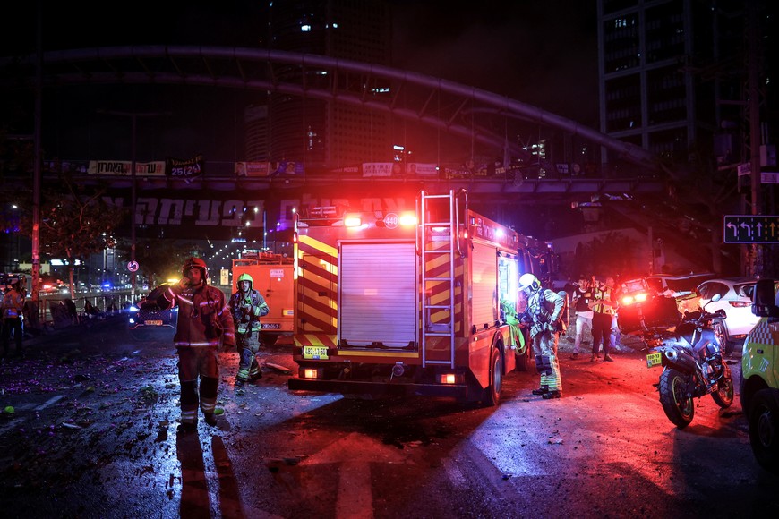 First responders work at an impact site following missile attack from Iran on Israel, in Tel Aviv, June 14, 2025. REUTERS/Itai Ron ISRAEL OUT. NO COMMERCIAL OR EDITORIAL SALES IN ISRAEL.