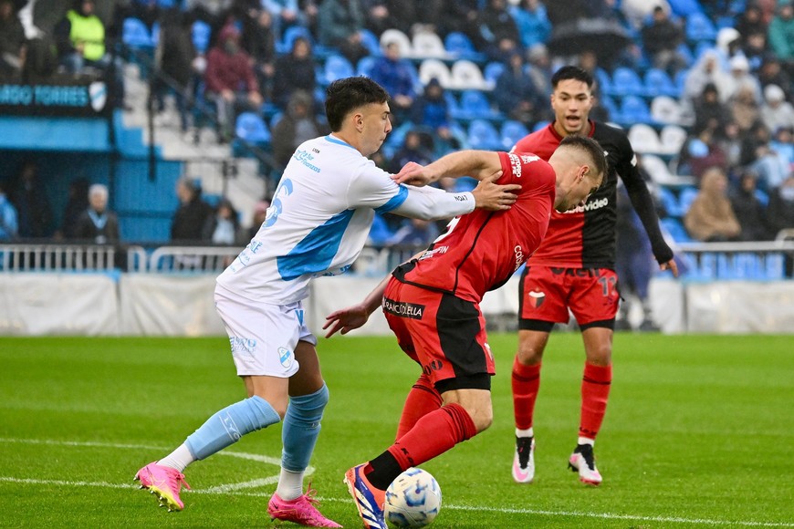 Lluviosa tarde de fútbol entre Temperley y Colón. Crédito: El Litoral