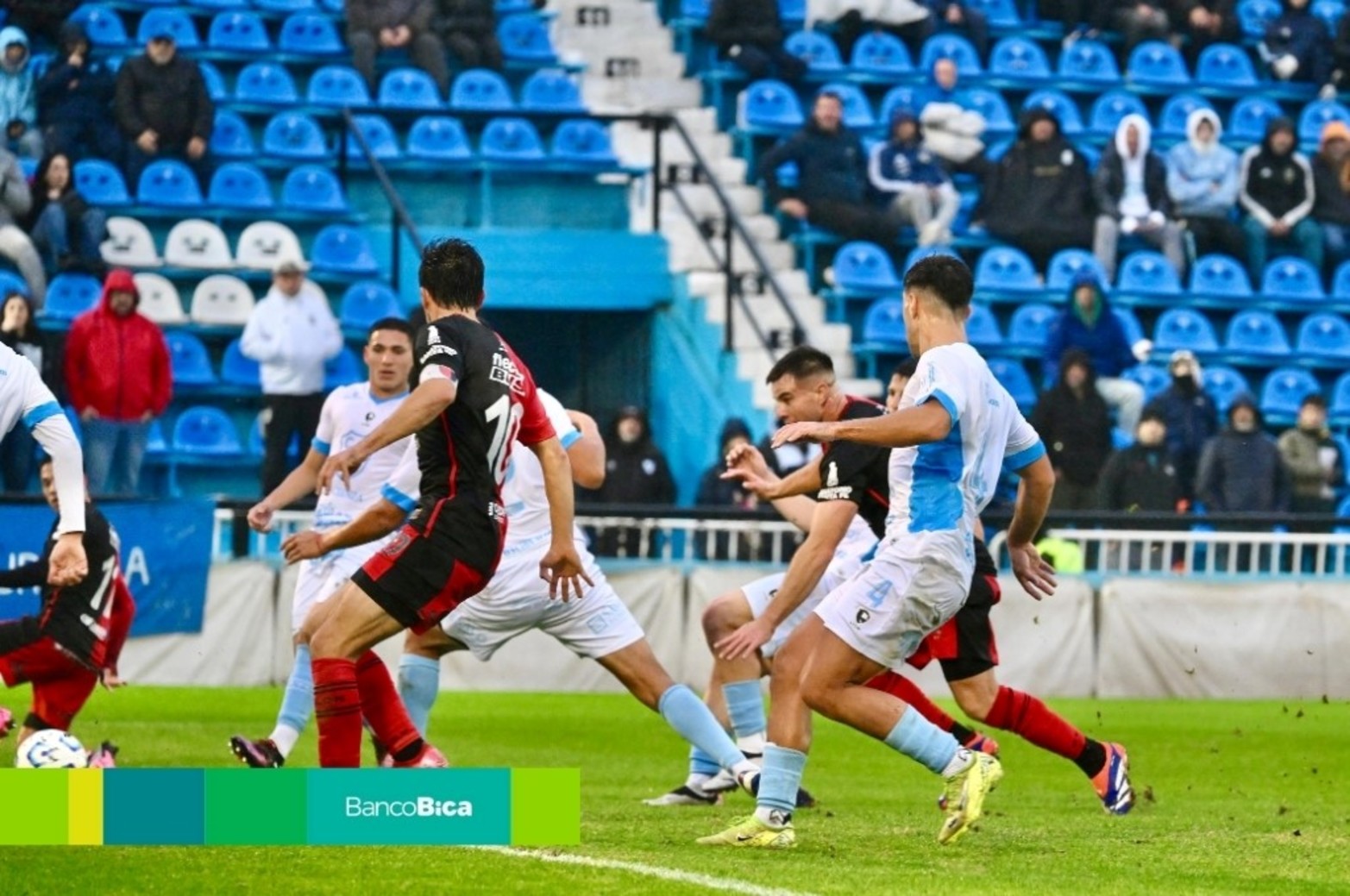 Viento y lluvia en el estadio Beranger.
