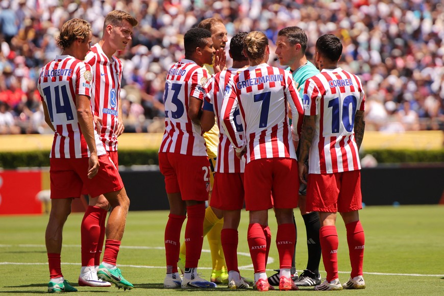 Soccer Football - FIFA Club World Cup - Group B - Paris St Germain v Atletico Madrid - Rose Bowl Stadium, Pasadena, California, U.S. - June 15, 2025
Atletico Madrid's Alexander Sorloth, Marcos Llorente, Jan Oblak, Reinildo Mandava, Antoine Griezmann, Angel Correa talk to referee Istvan Kovacs REUTERS/Daniel Cole