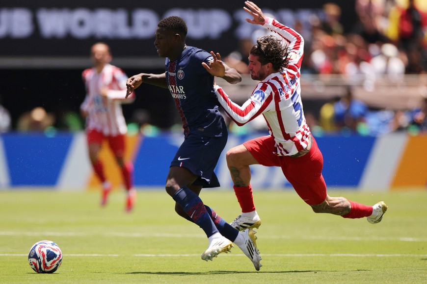 Soccer Football - FIFA Club World Cup - Group B - Paris St Germain v Atletico Madrid - Rose Bowl Stadium, Pasadena, California, U.S. - June 15, 2025
Paris St Germain's Nuno Mendes in action with Atletico Madrid's Rodrigo De Paul REUTERS/Daniel Cole