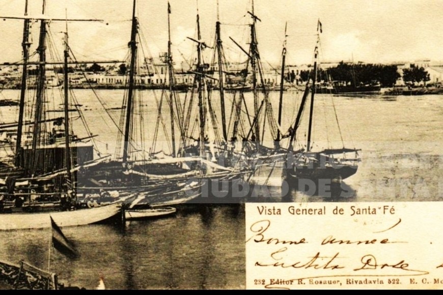 El puerto de cabotaje de la ciudad en 1903, visto desde el muelle del Ferrocarril Santa Fe. Se observa la pequeña ensenada que se formaba en el ángulo que hoy confoman las calles Rivadavia y Tucumán. En pocos años estas tierras fueron ganadas al río para formar el nuevo puerto de ultramar. Ciclo Fotos Antiguas de la Ciudad de Santa Fe.
