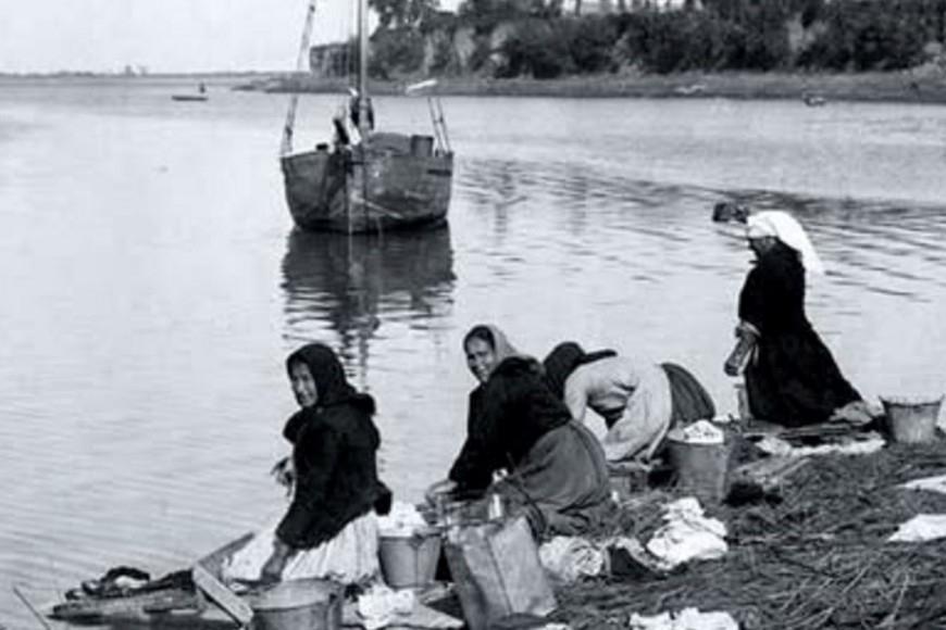 Lavanderas en el riacho Santa Fe en el año 1898. Costa sureste de la ciudad, en la barranca se ve el ala este del Convento de San Francisco, hoy Avenida de Circunvalación. Zona aledaña al puerto de cabotaje. Archivo General de la Nación.