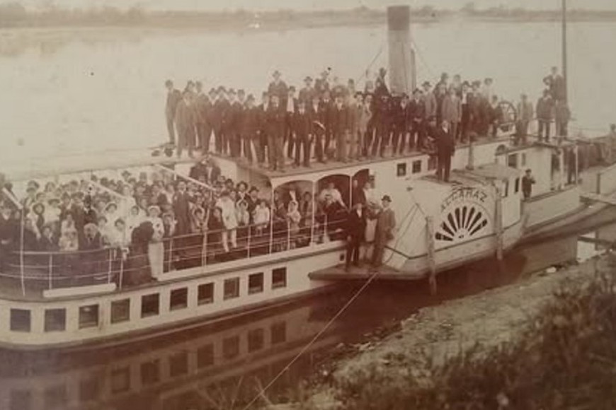 Barco de pasajeros Zaracla, de la empresa naviera de Carlos Sarsotti. La foto es en ocasión de un almuerzo del personal e invitados especiales. Fines del siglo XIX, riacho Santa Fe, inmediaciones del Varadero Sarsotti.